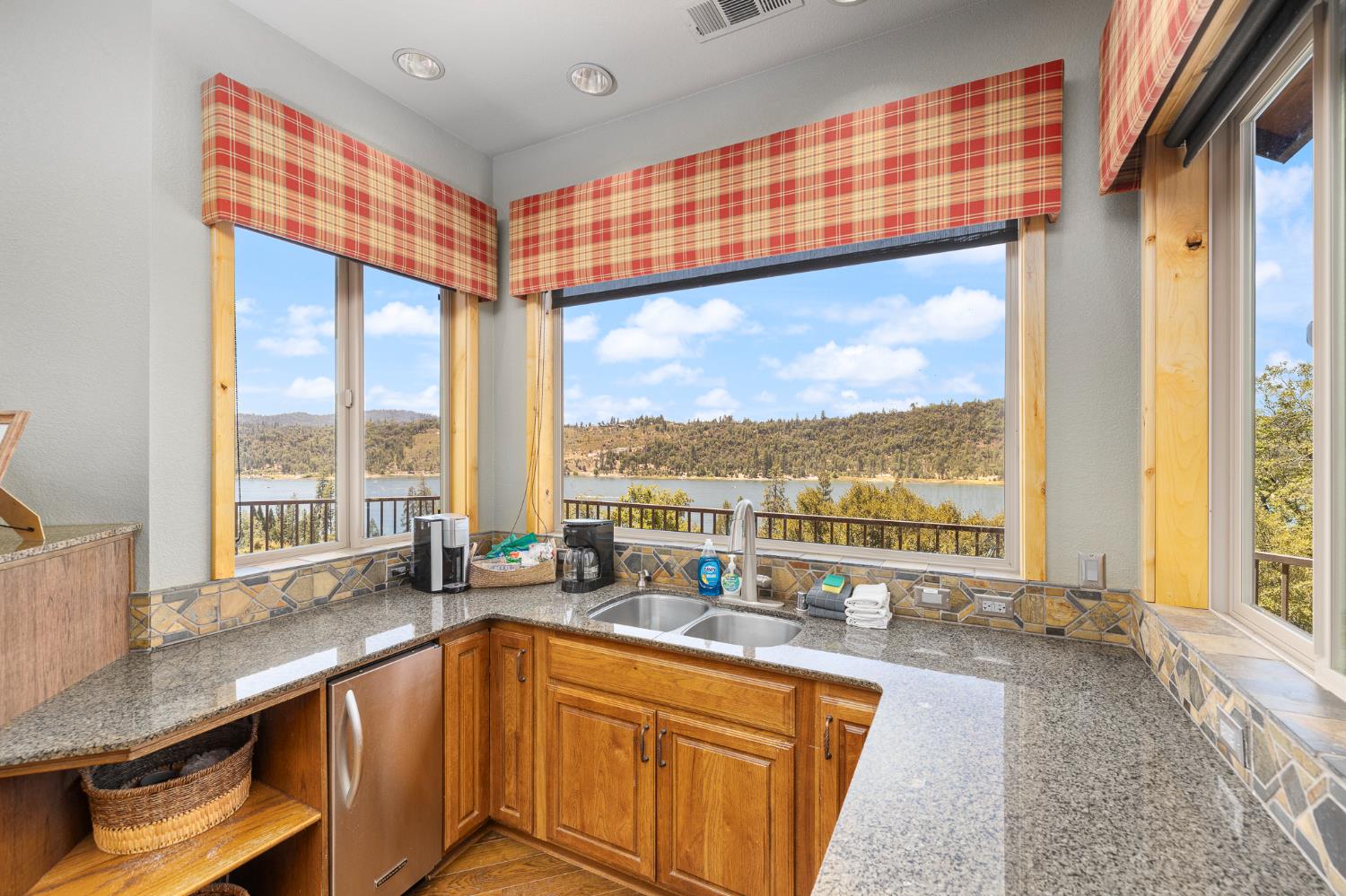 39828 Granite Ridge Ln, Bass Lake, CA 93604