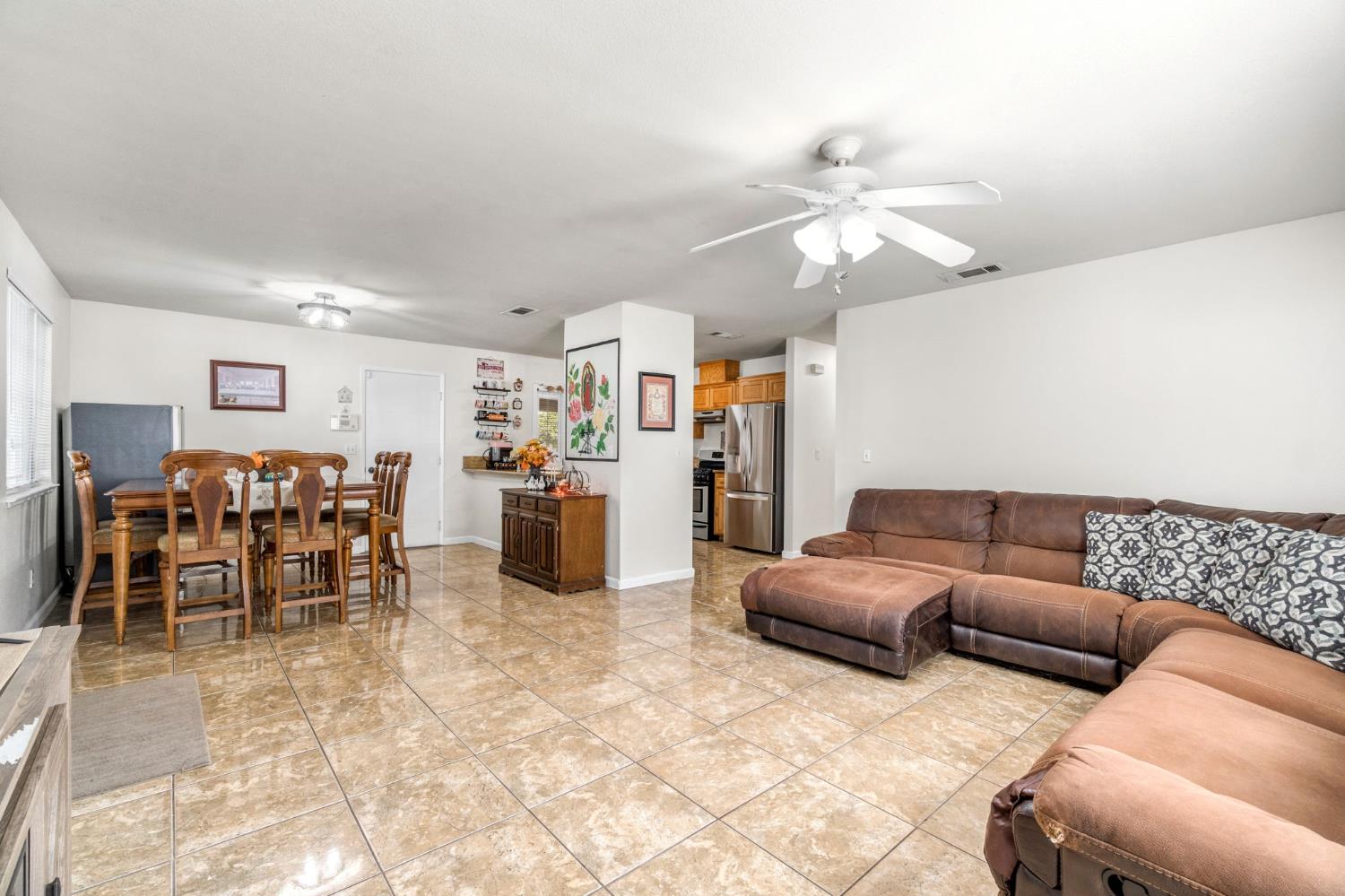 1052 Las Casas Ln, Madera, CA 93638