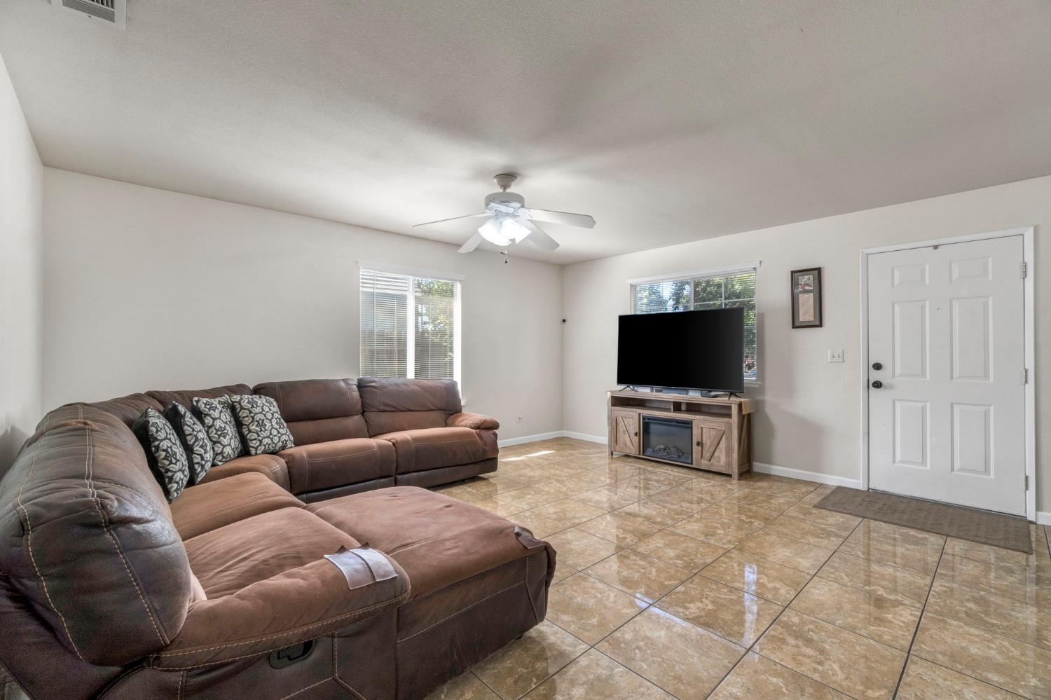 1052 Las Casas Ln, Madera, CA 93638