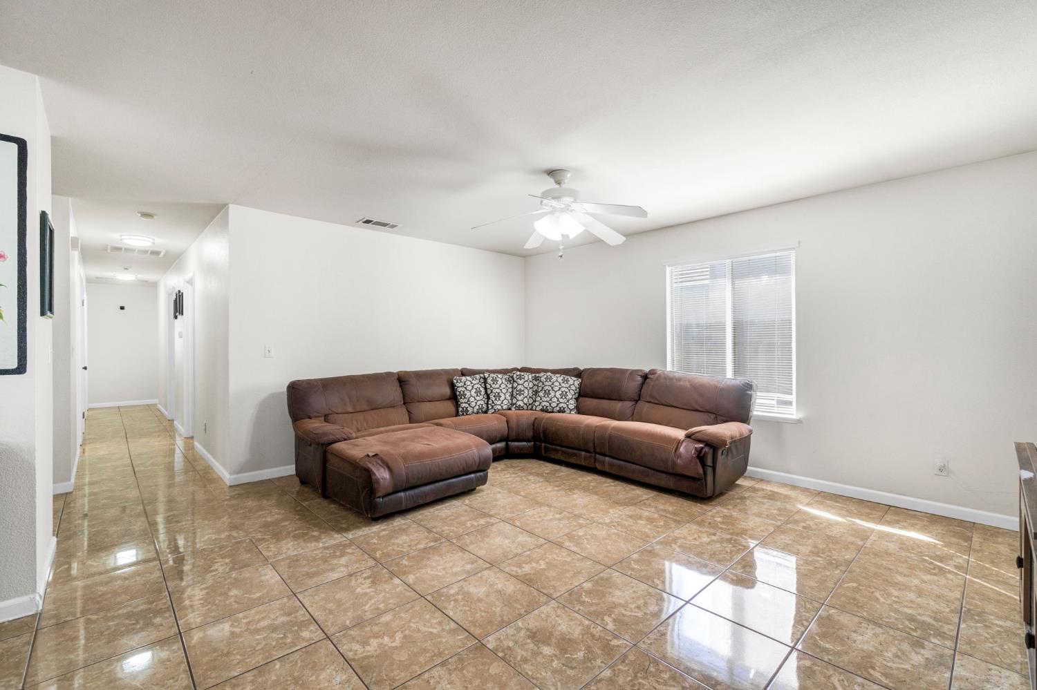 1052 Las Casas Ln, Madera, CA 93638