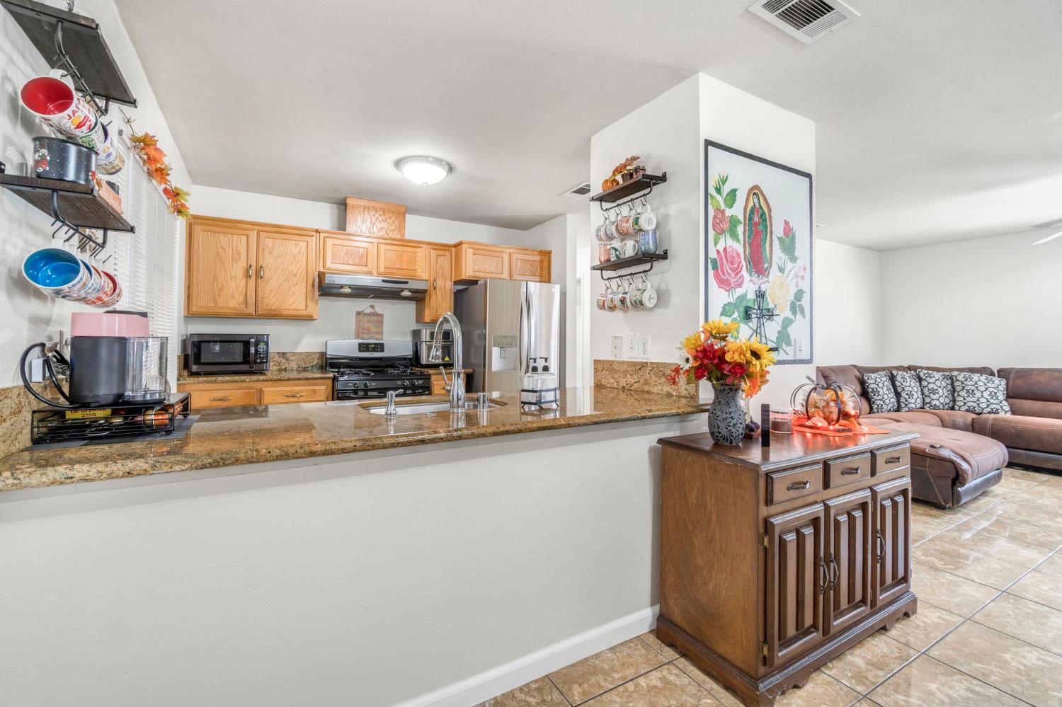 1052 Las Casas Ln, Madera, CA 93638