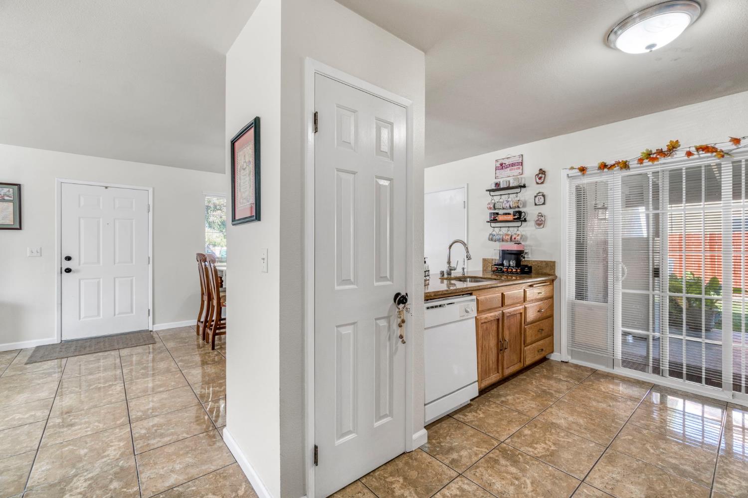 1052 Las Casas Ln, Madera, CA 93638