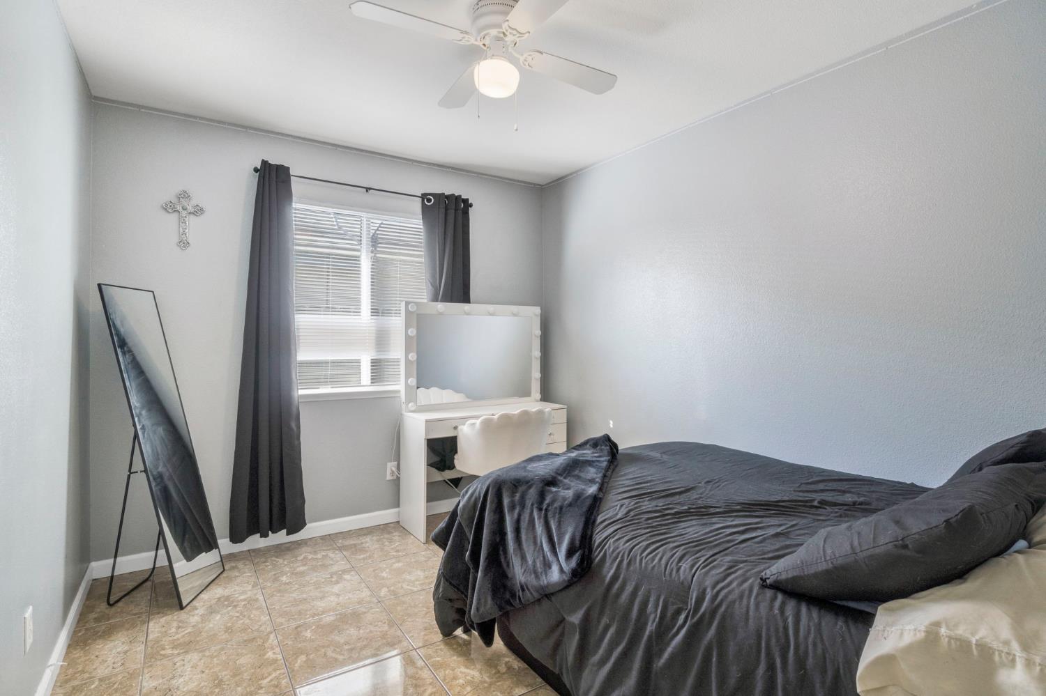 1052 Las Casas Ln, Madera, CA 93638