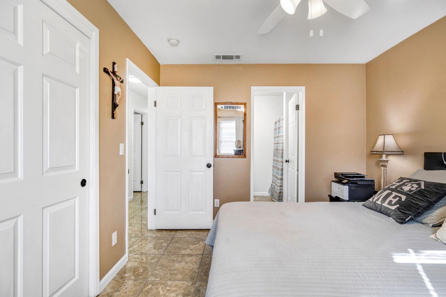 1052 Las Casas Ln, Madera, CA 93638