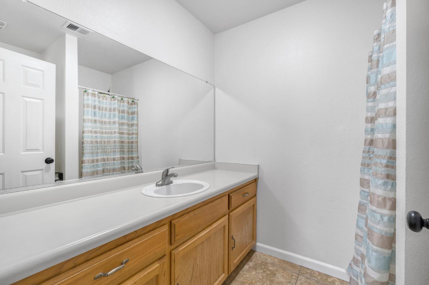 1052 Las Casas Ln, Madera, CA 93638