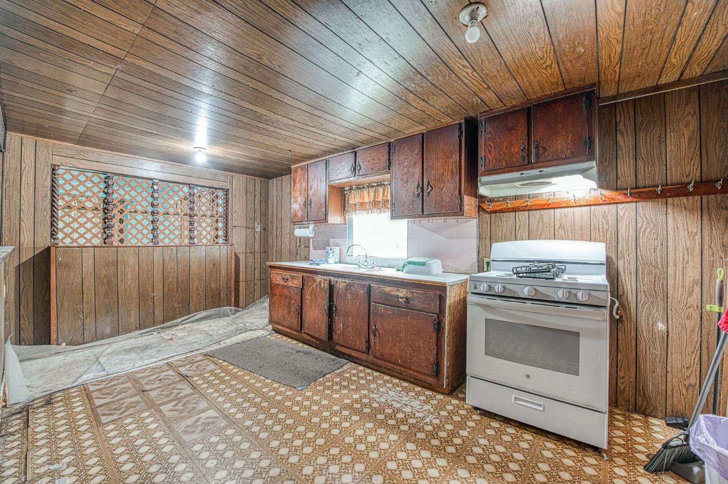 33 W Birch Ave, Pinedale, CA 93650