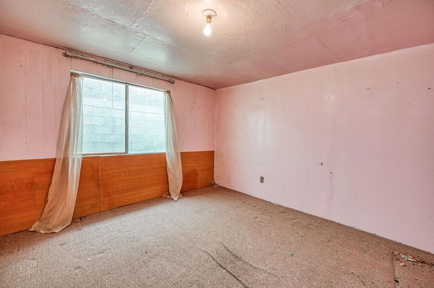 33 W Birch Ave, Pinedale, CA 93650