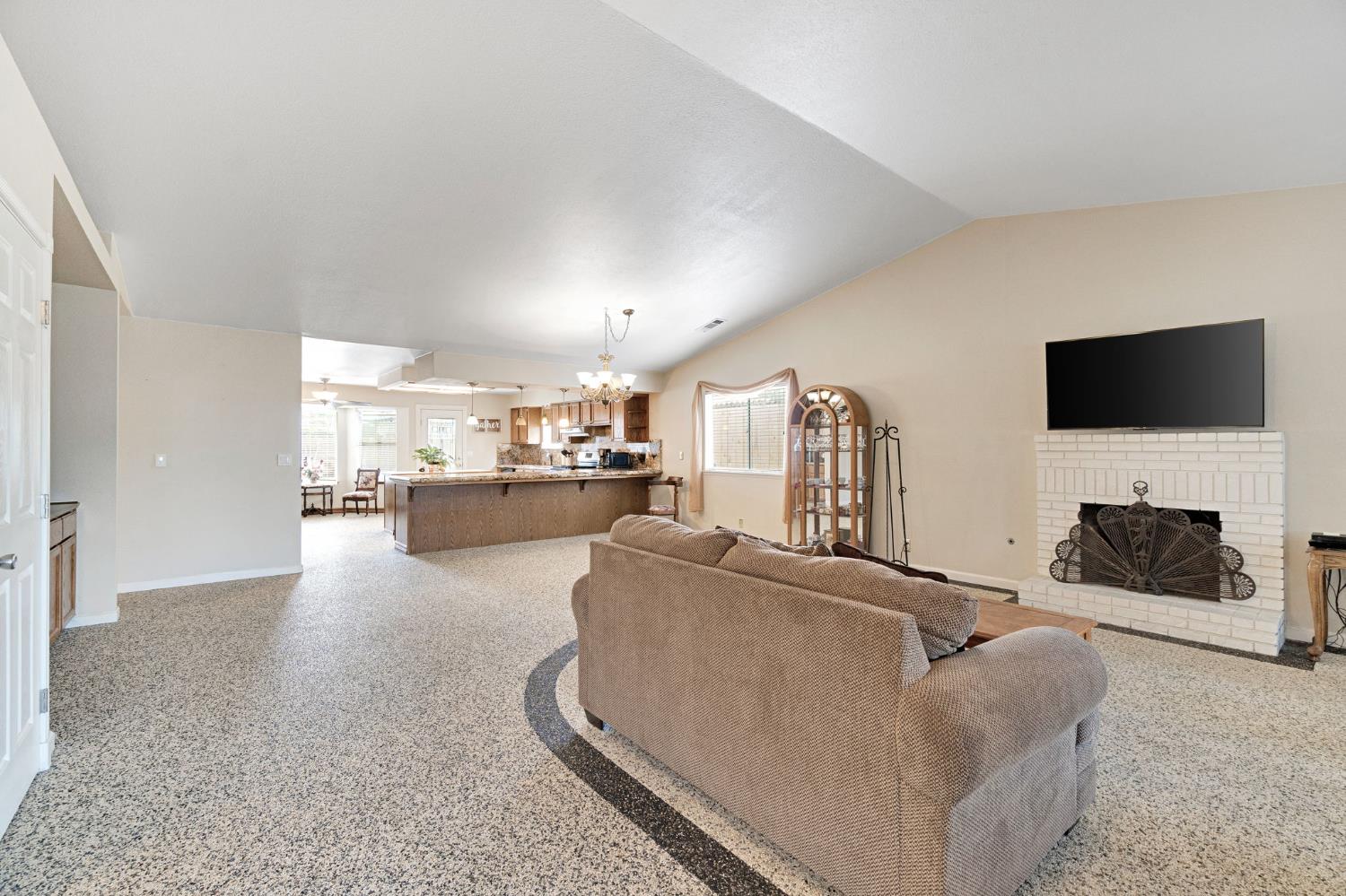 73 Devon Dr, Lemoore, CA 93245