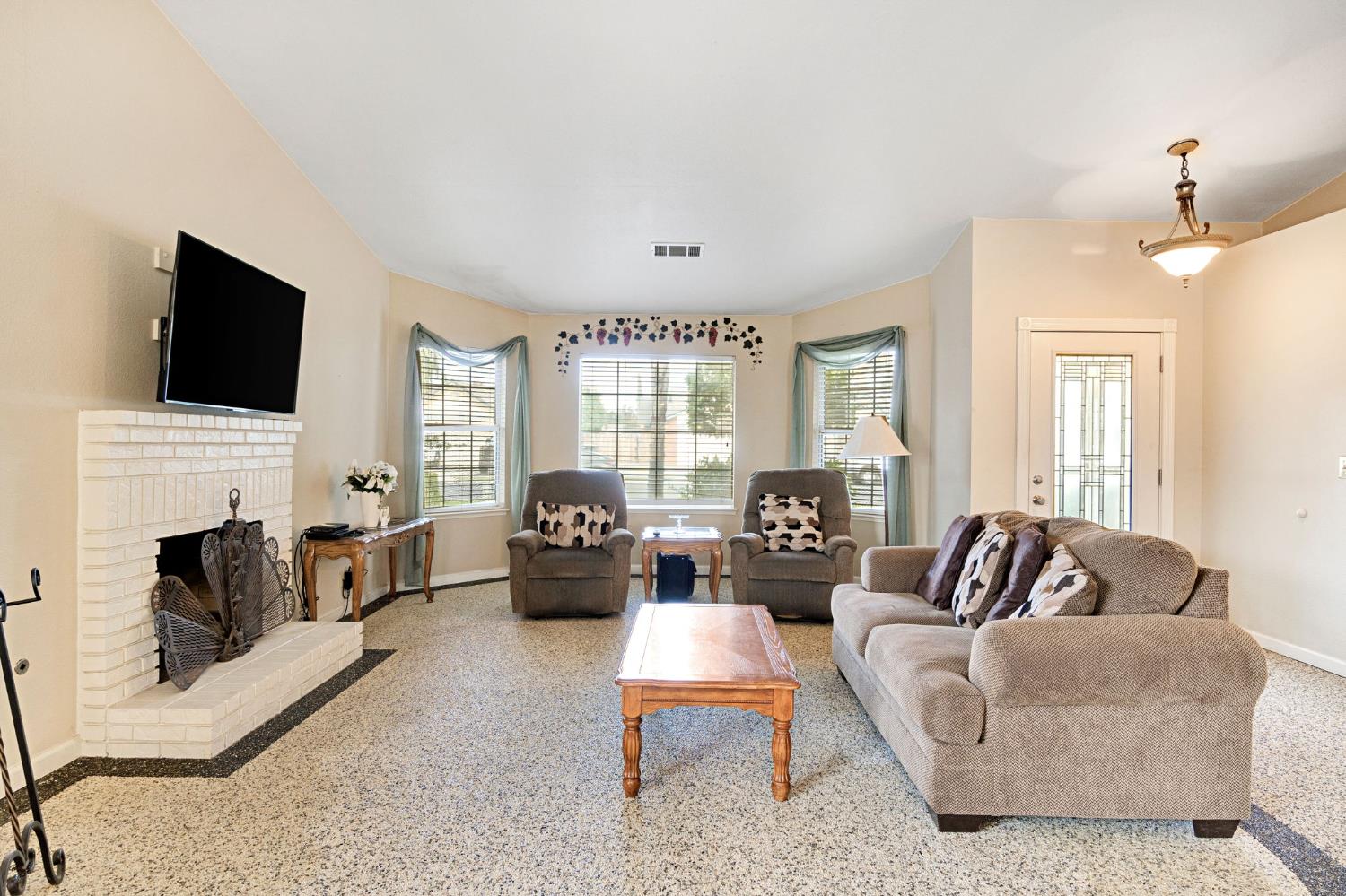 73 Devon Dr, Lemoore, CA 93245