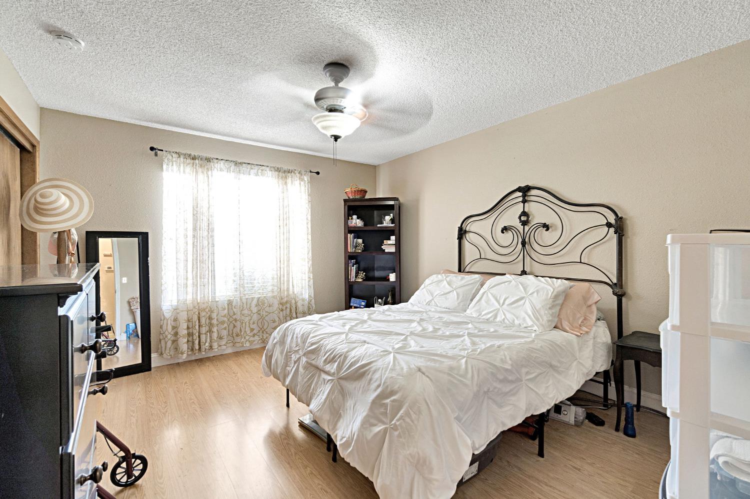 73 Devon Dr, Lemoore, CA 93245