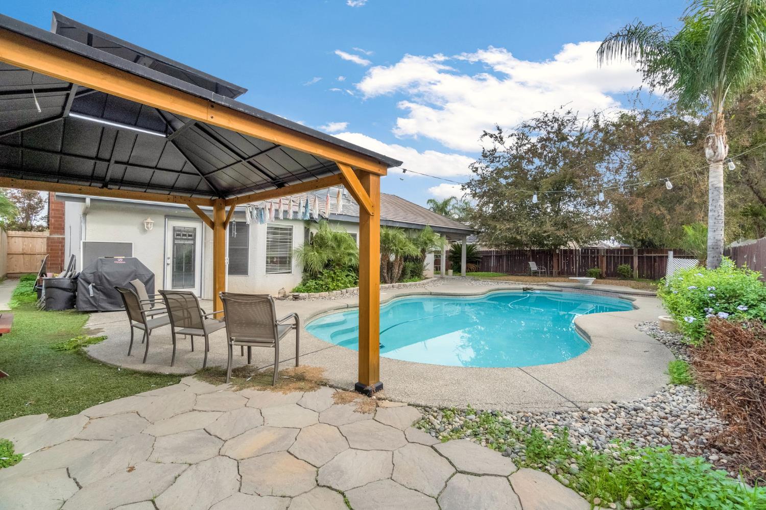 73 Devon Dr, Lemoore, CA 93245