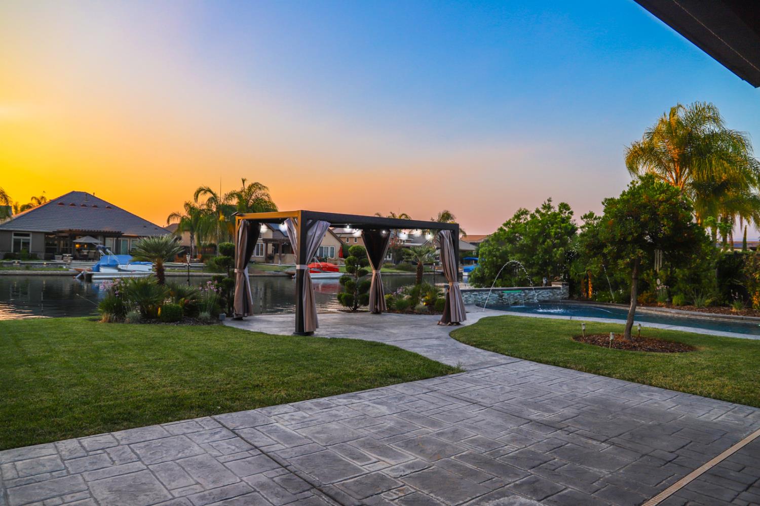 4249 N Waterside Dr, Clovis, CA 93619