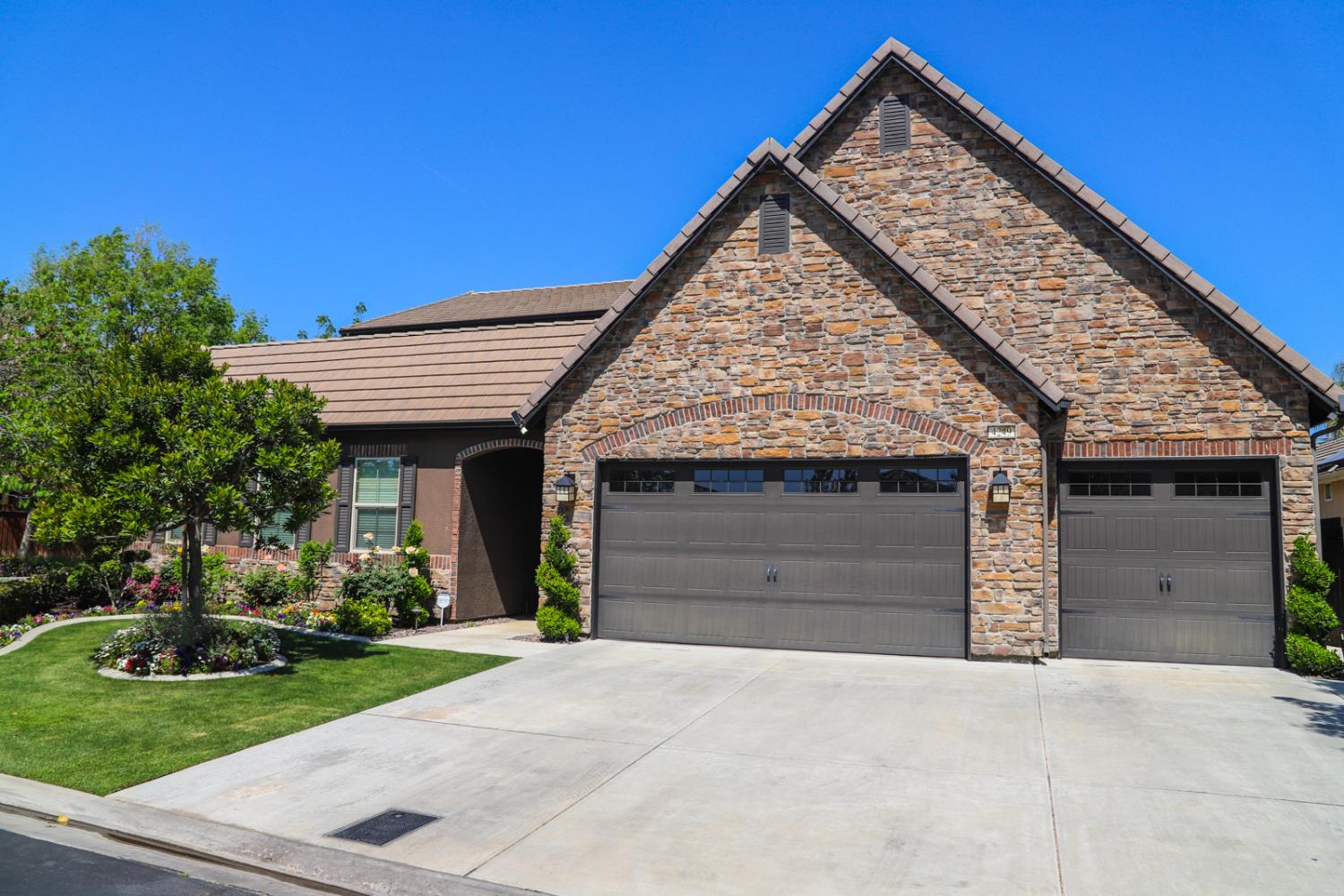 4249 N Waterside Dr, Clovis, CA 93619