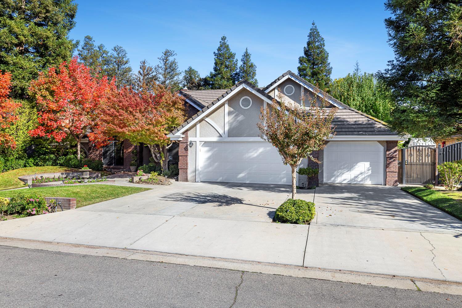 920 E Windsor Cir, Fresno, CA 93720