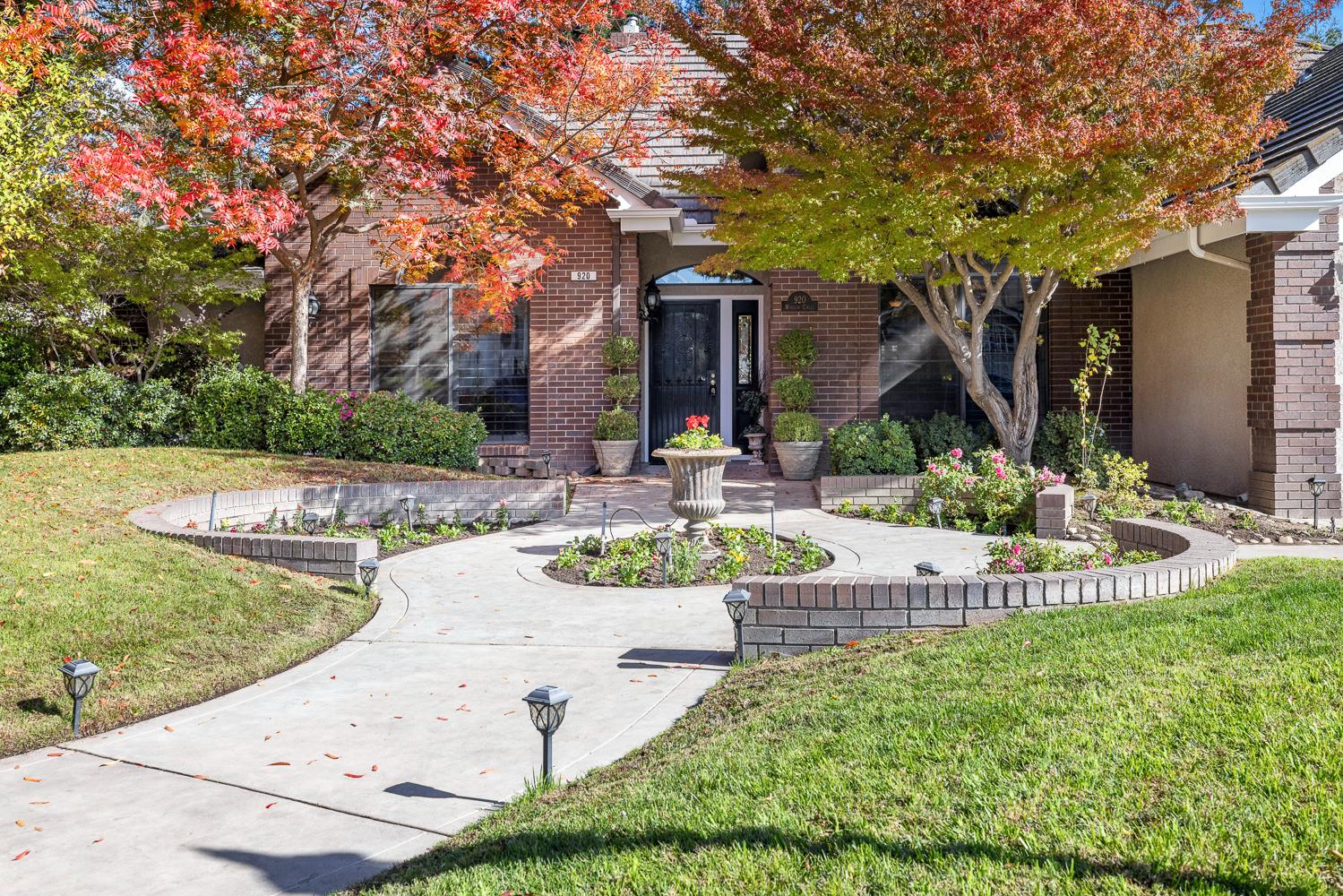 920 E Windsor Cir, Fresno, CA 93720