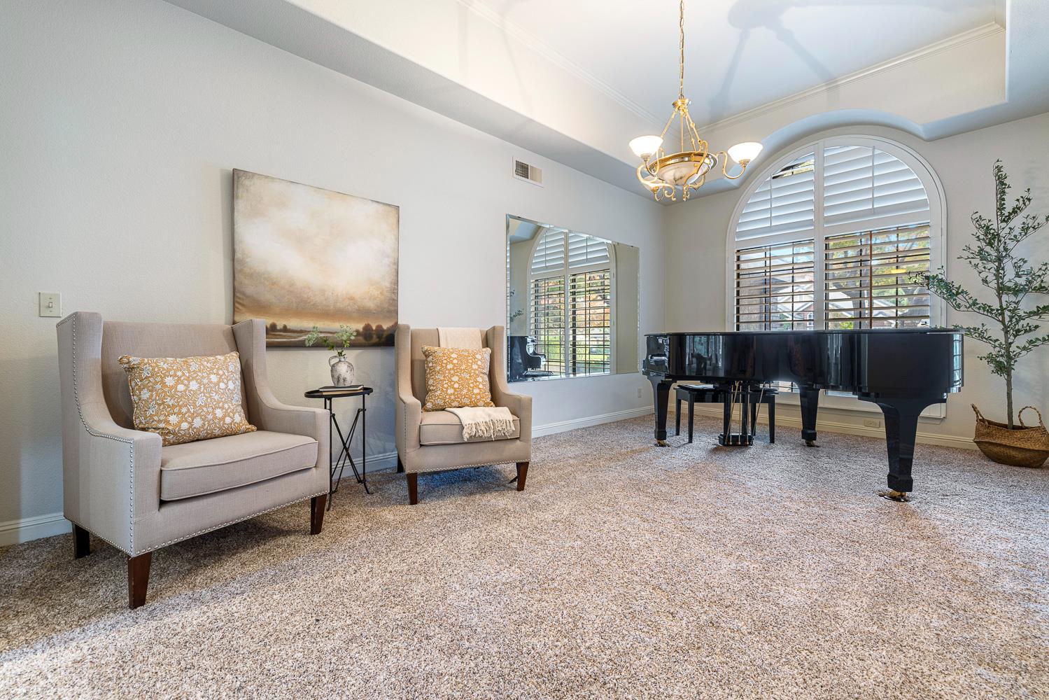 920 E Windsor Cir, Fresno, CA 93720