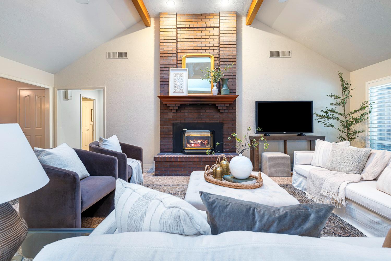 920 E Windsor Cir, Fresno, CA 93720