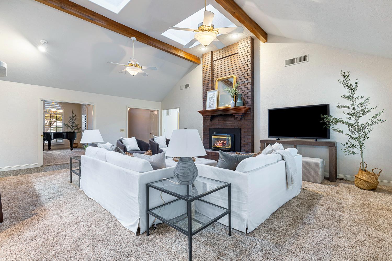 920 E Windsor Cir, Fresno, CA 93720