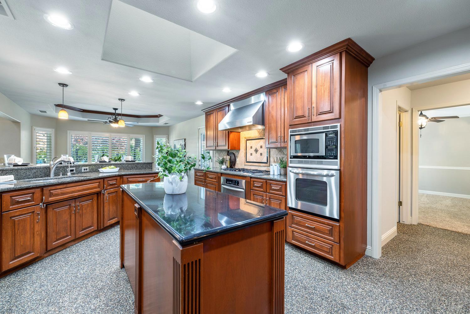 920 E Windsor Cir, Fresno, CA 93720