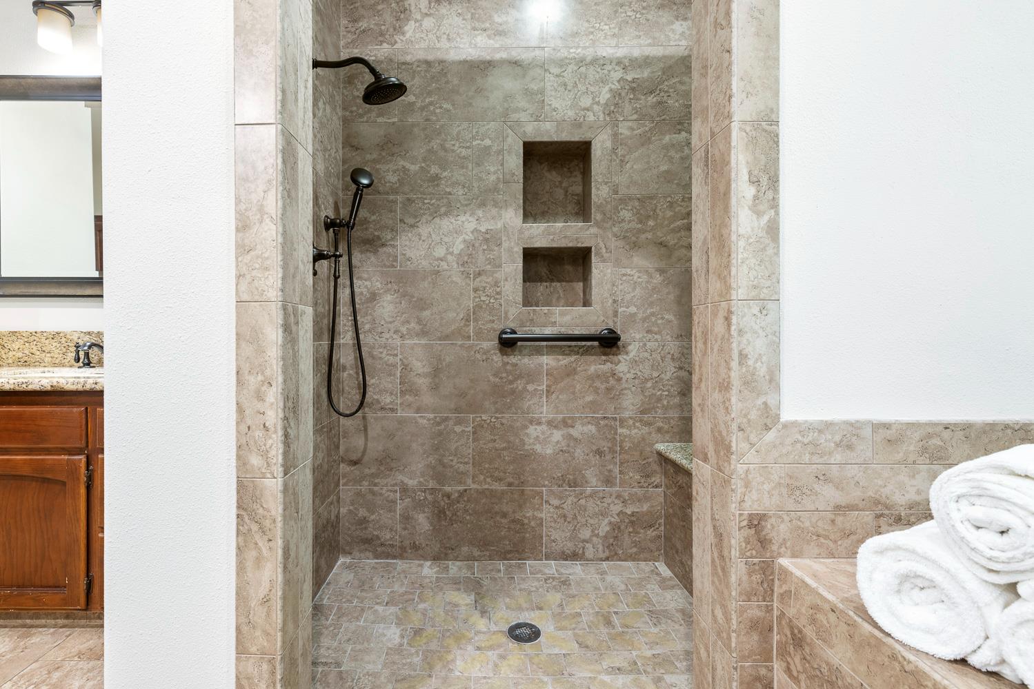 920 E Windsor Cir, Fresno, CA 93720