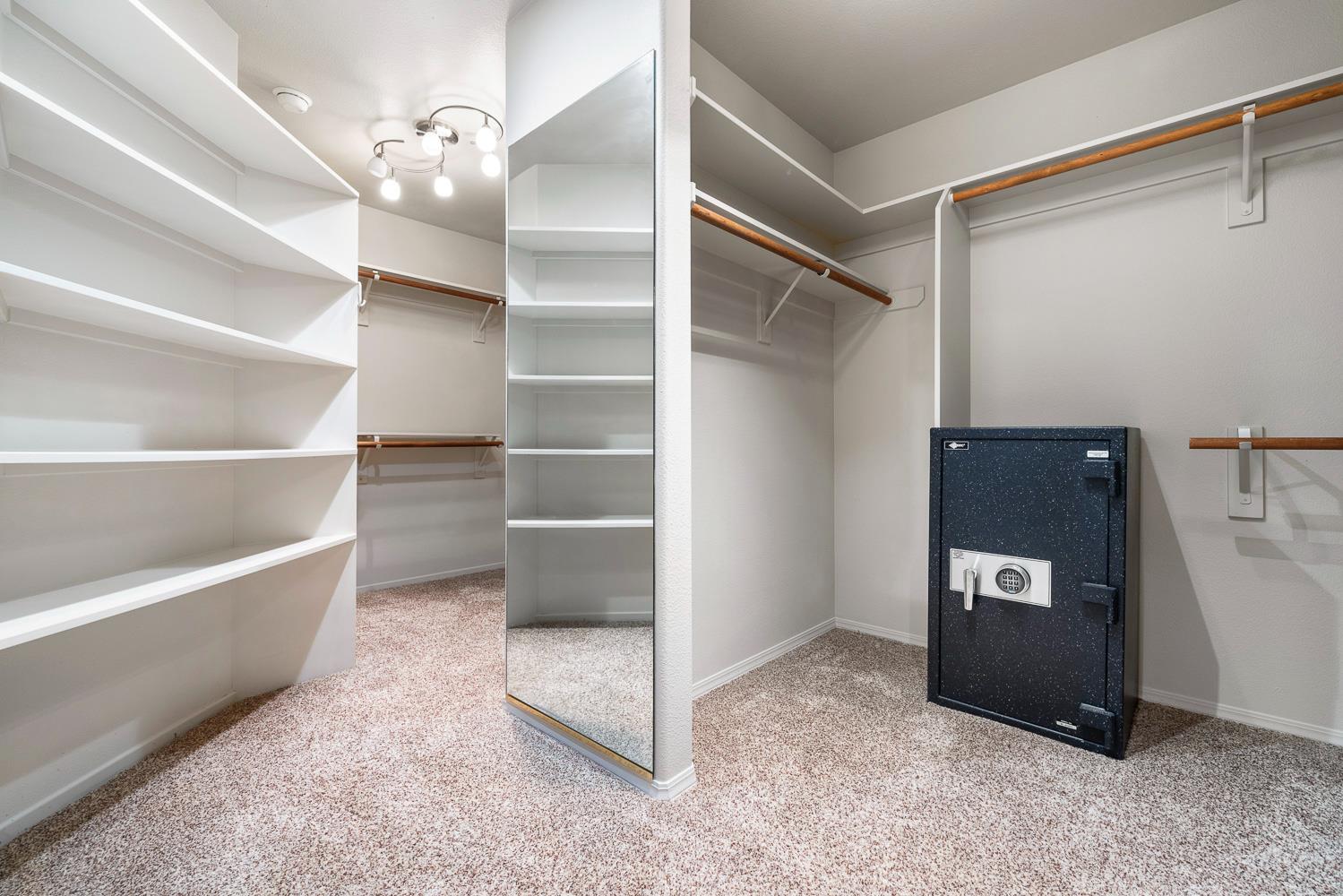 920 E Windsor Cir, Fresno, CA 93720