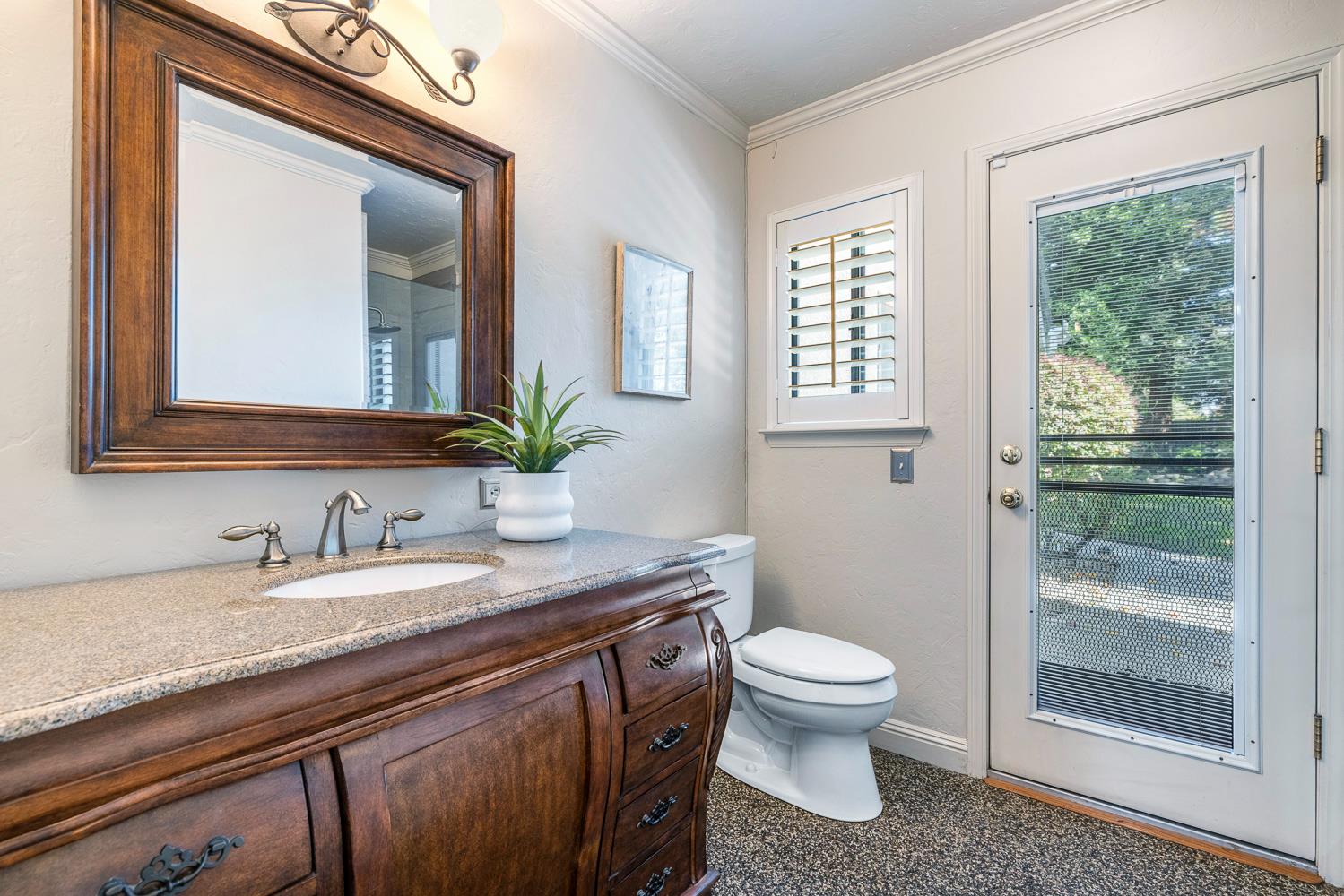 920 E Windsor Cir, Fresno, CA 93720