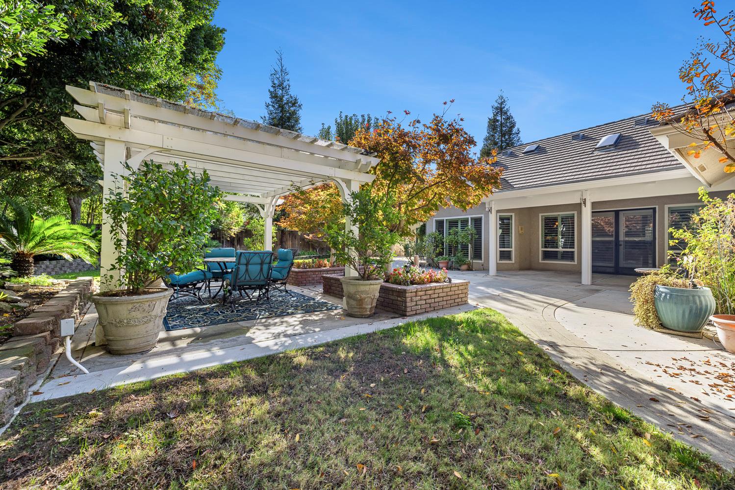 920 E Windsor Cir, Fresno, CA 93720