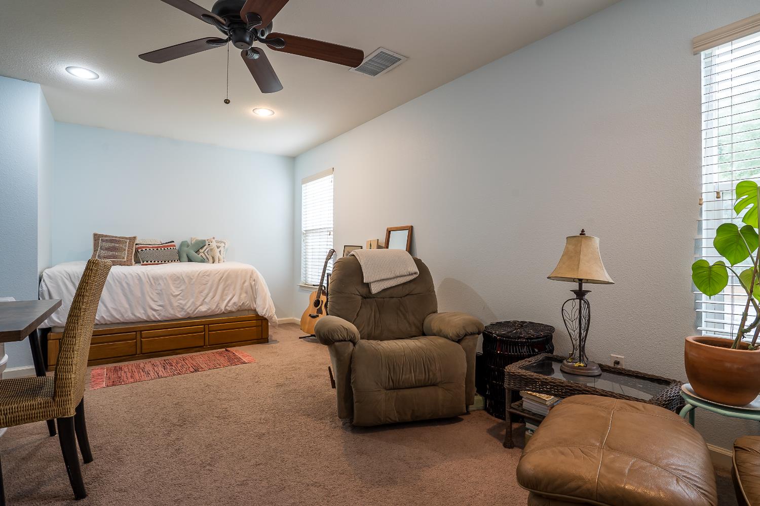 233 N College Ave, Fresno, CA 93701