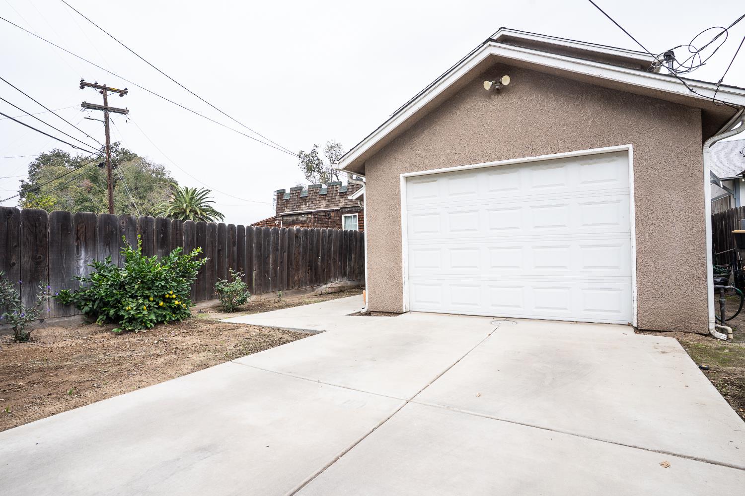 233 N College Ave, Fresno, CA 93701