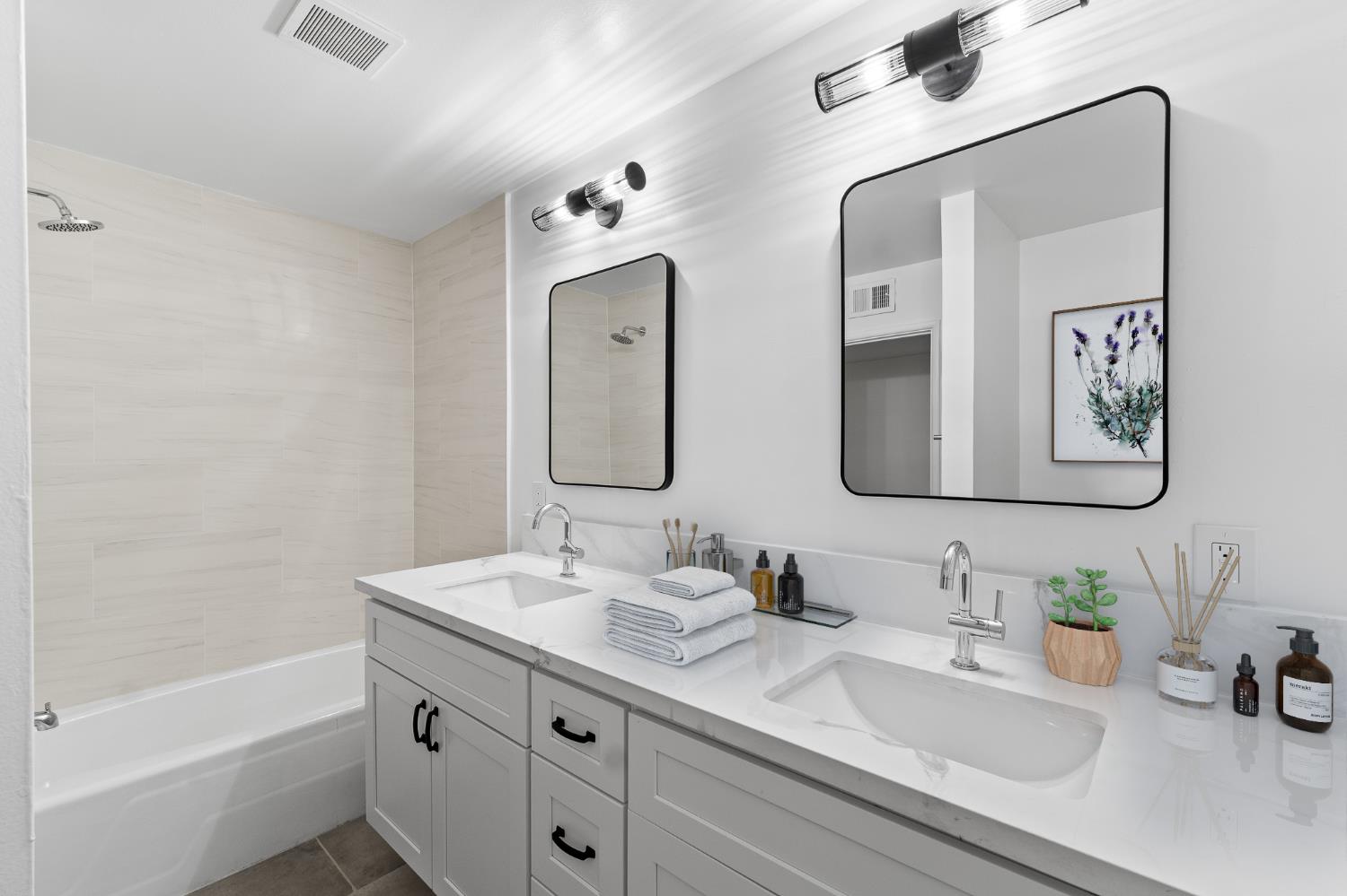 5657 N Colonial Ave, Fresno, CA 93704