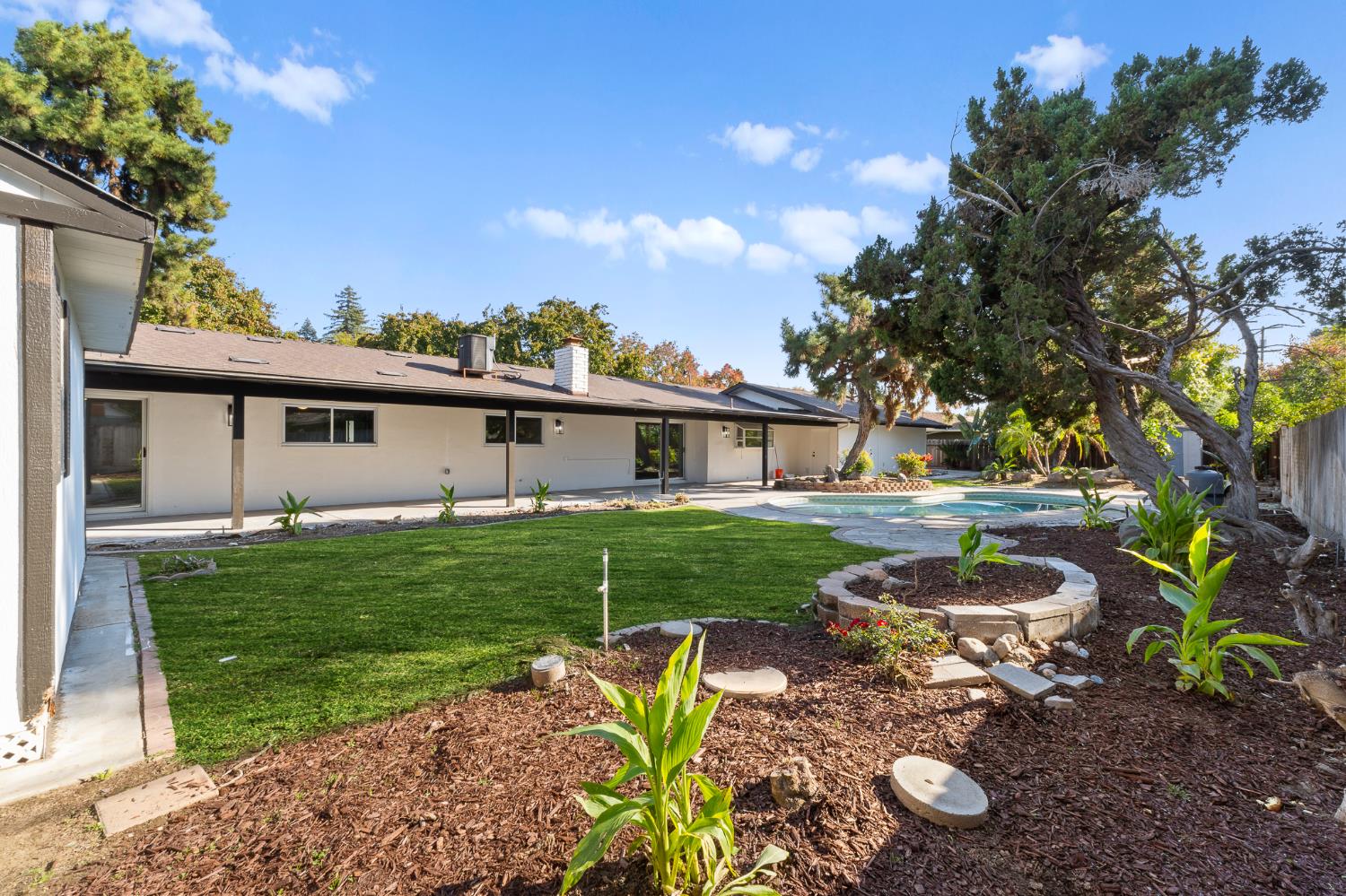 5657 N Colonial Ave, Fresno, CA 93704