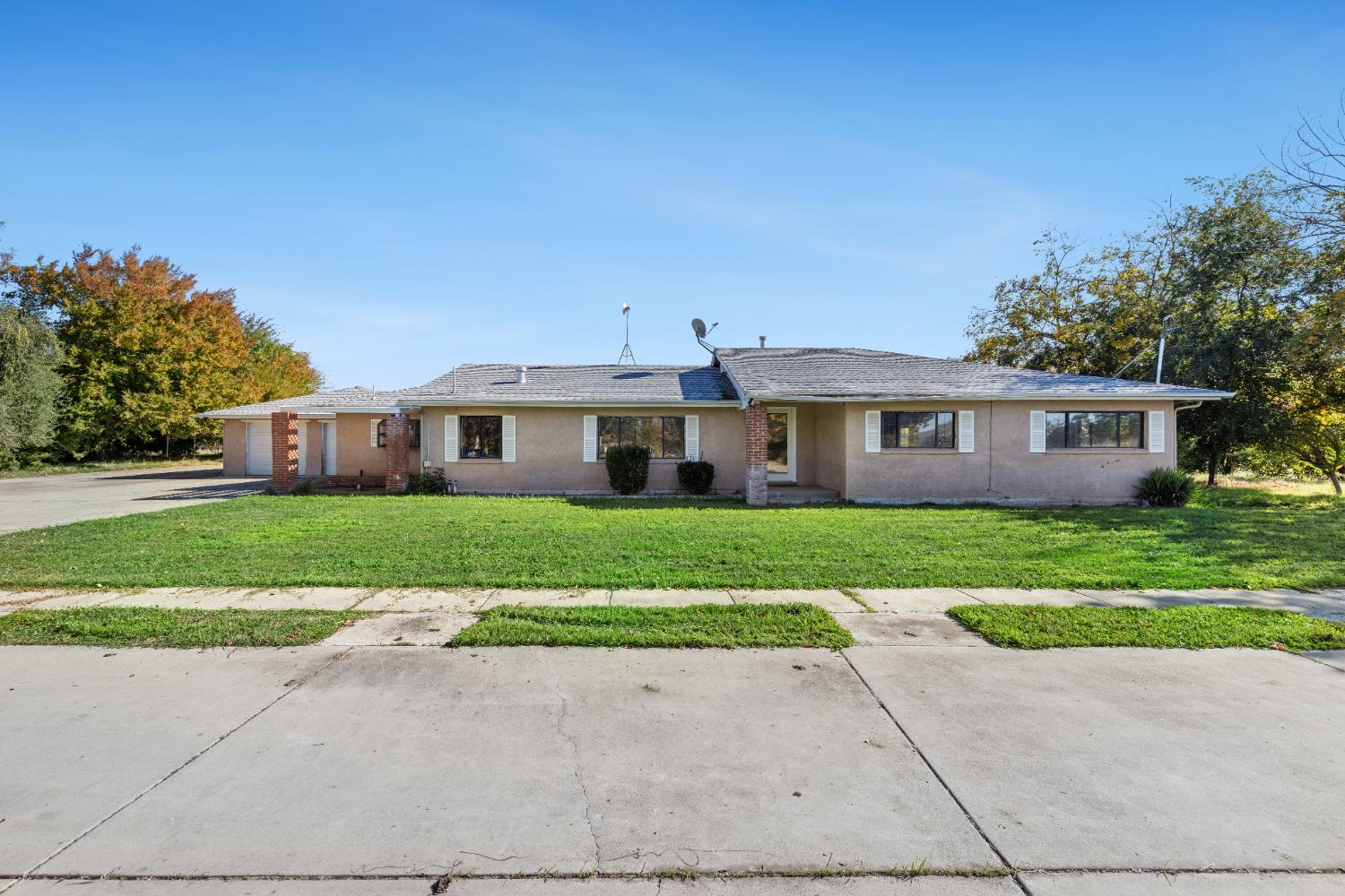 4666 N Zediker Ave, Sanger, CA 93657
