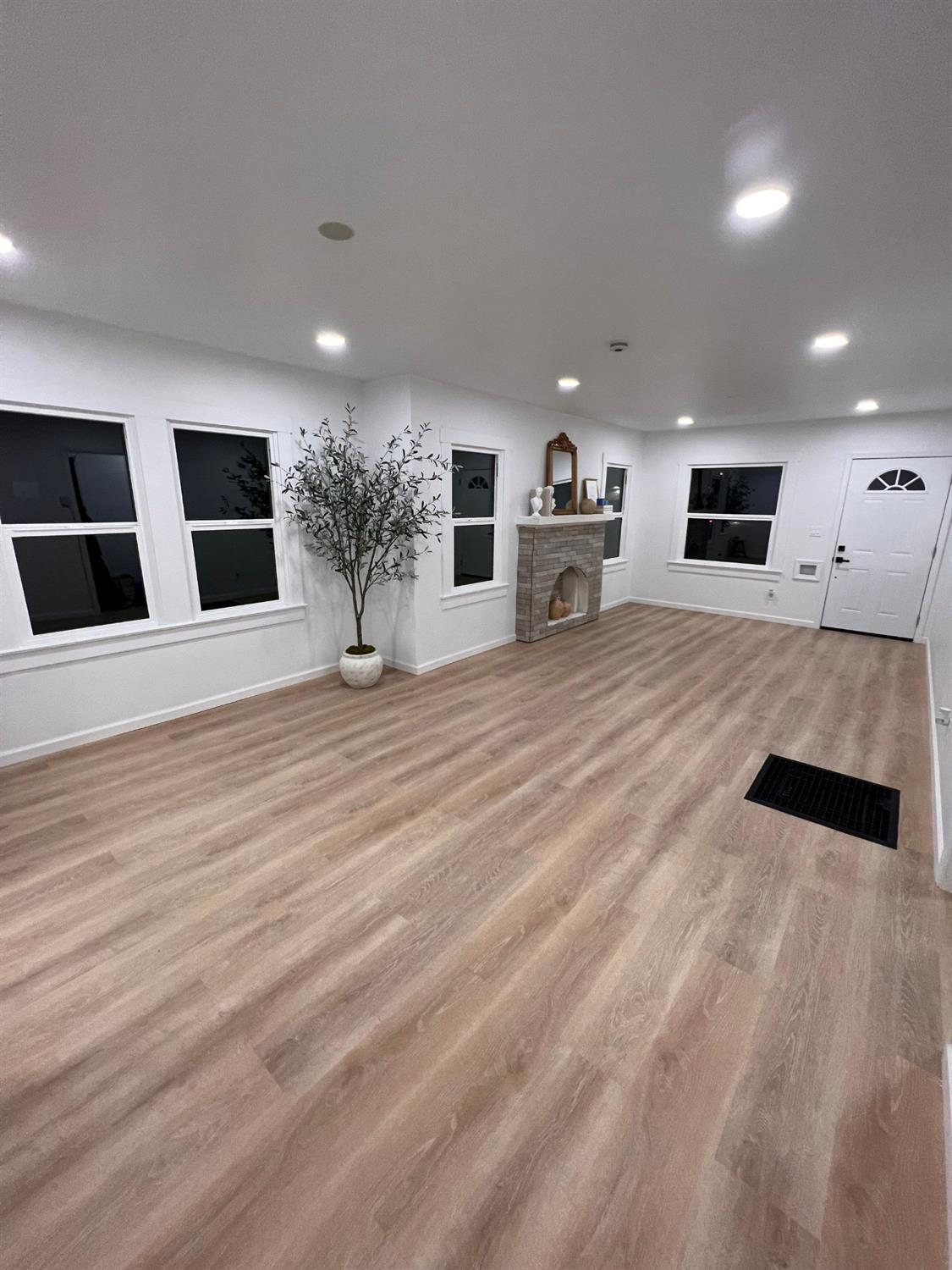 907 S 7Th St, Fresno, CA 93702