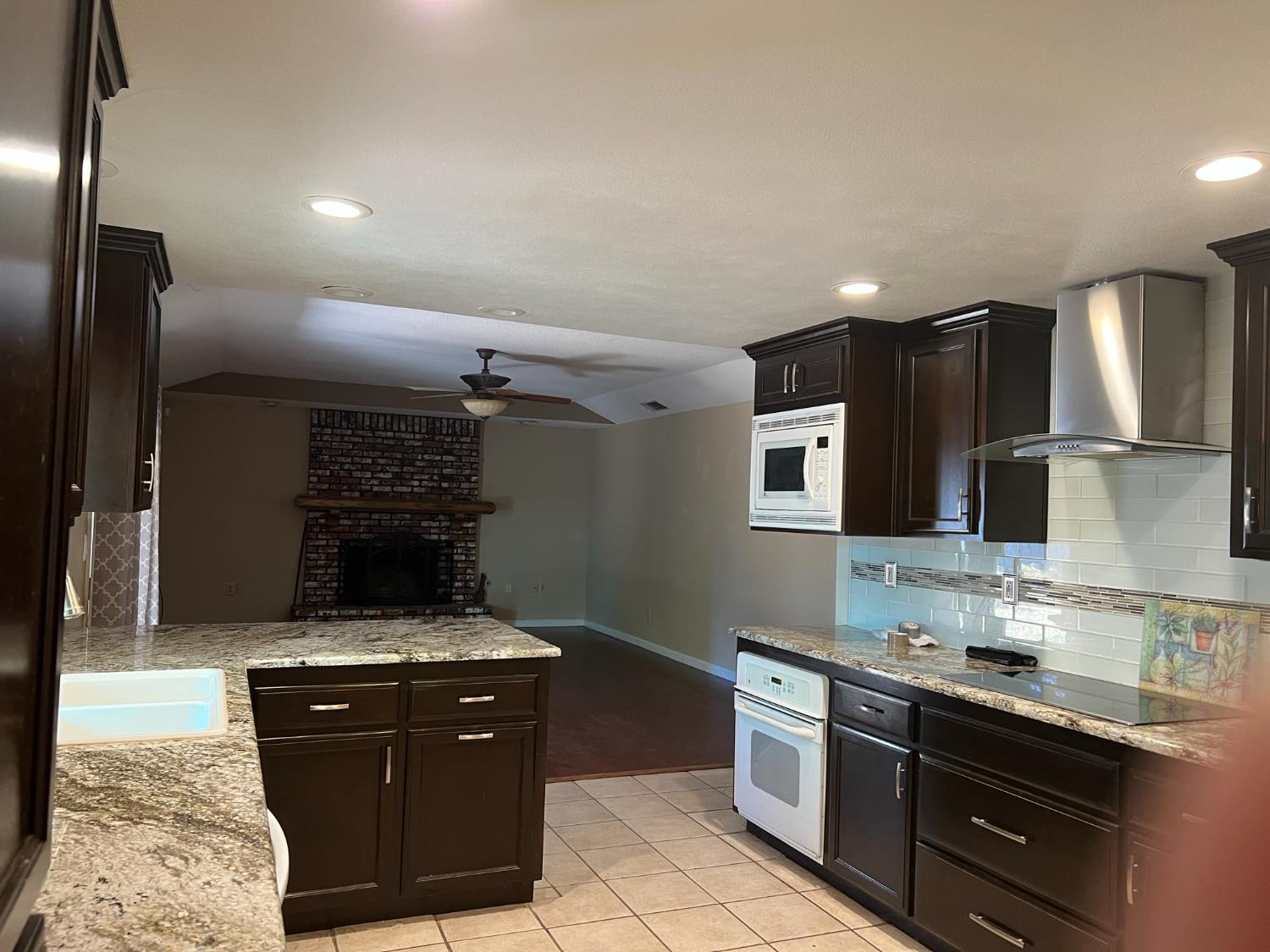 402 Mainberry Dr, Madera, CA 93637