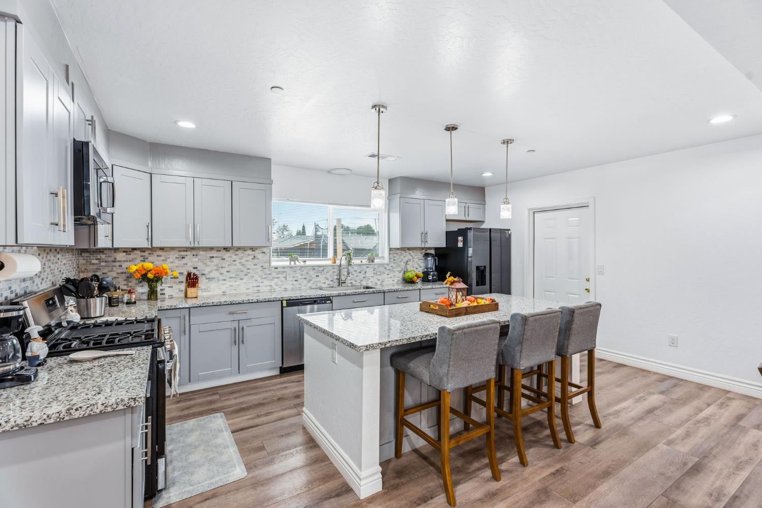 325 W Lorena Ave, Fresno, CA 93706