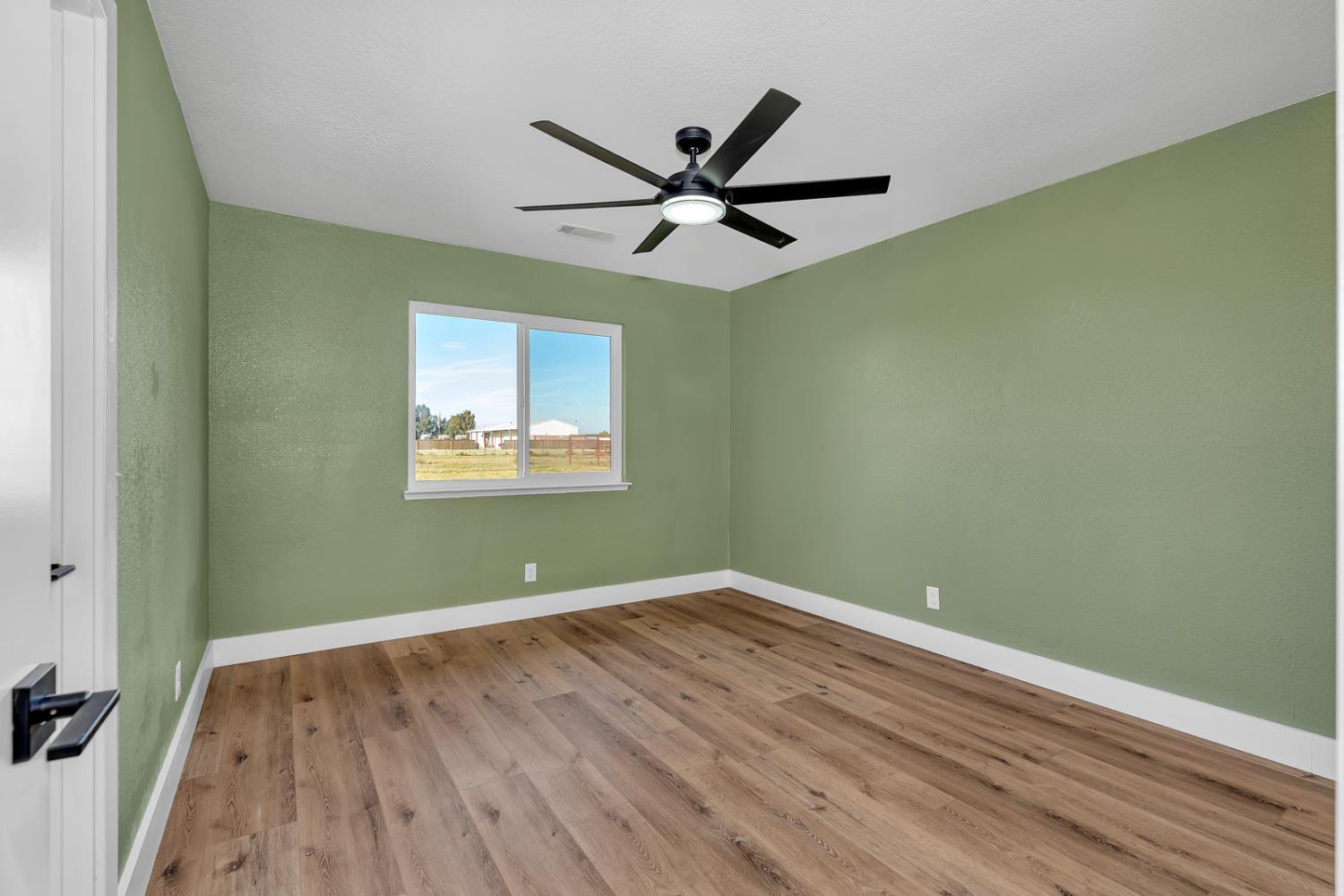 15912 Idaho Ave, Lemoore, CA 93245