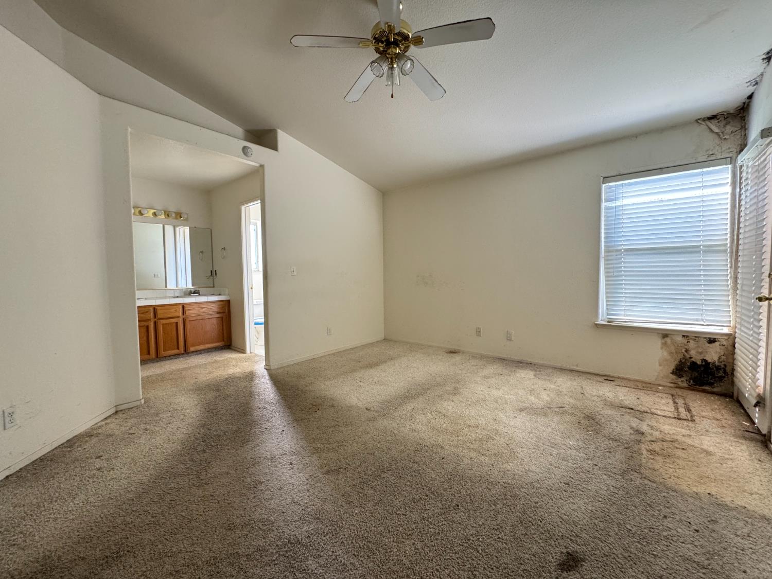 285 Claremont Ave, Sanger, CA 93657