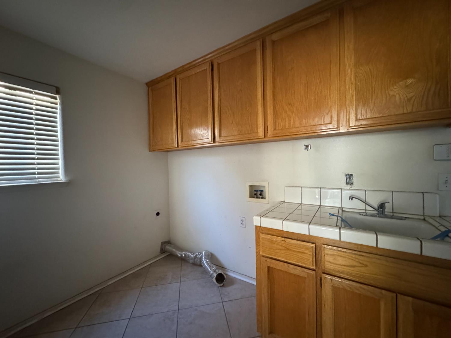 285 Claremont Ave, Sanger, CA 93657