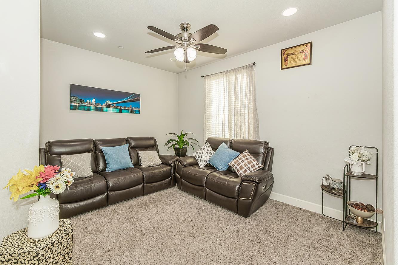 1142 S Pearwood Ave, Fresno, CA 93727