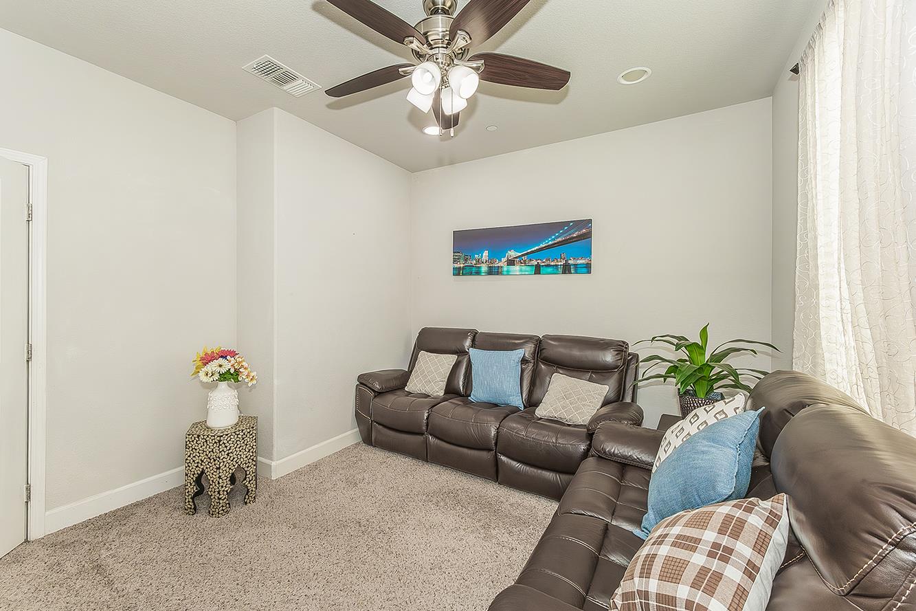 1142 S Pearwood Ave, Fresno, CA 93727