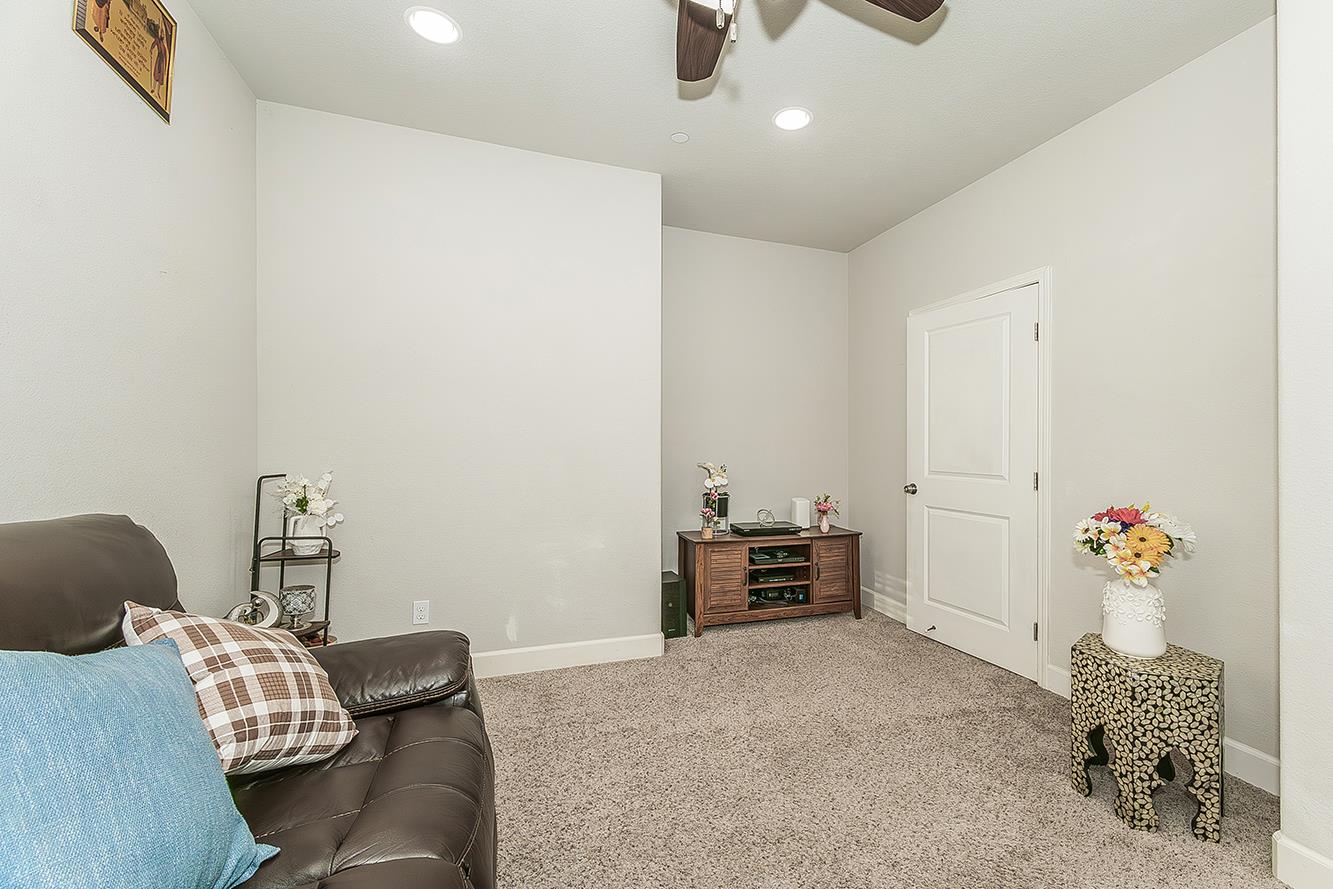 1142 S Pearwood Ave, Fresno, CA 93727