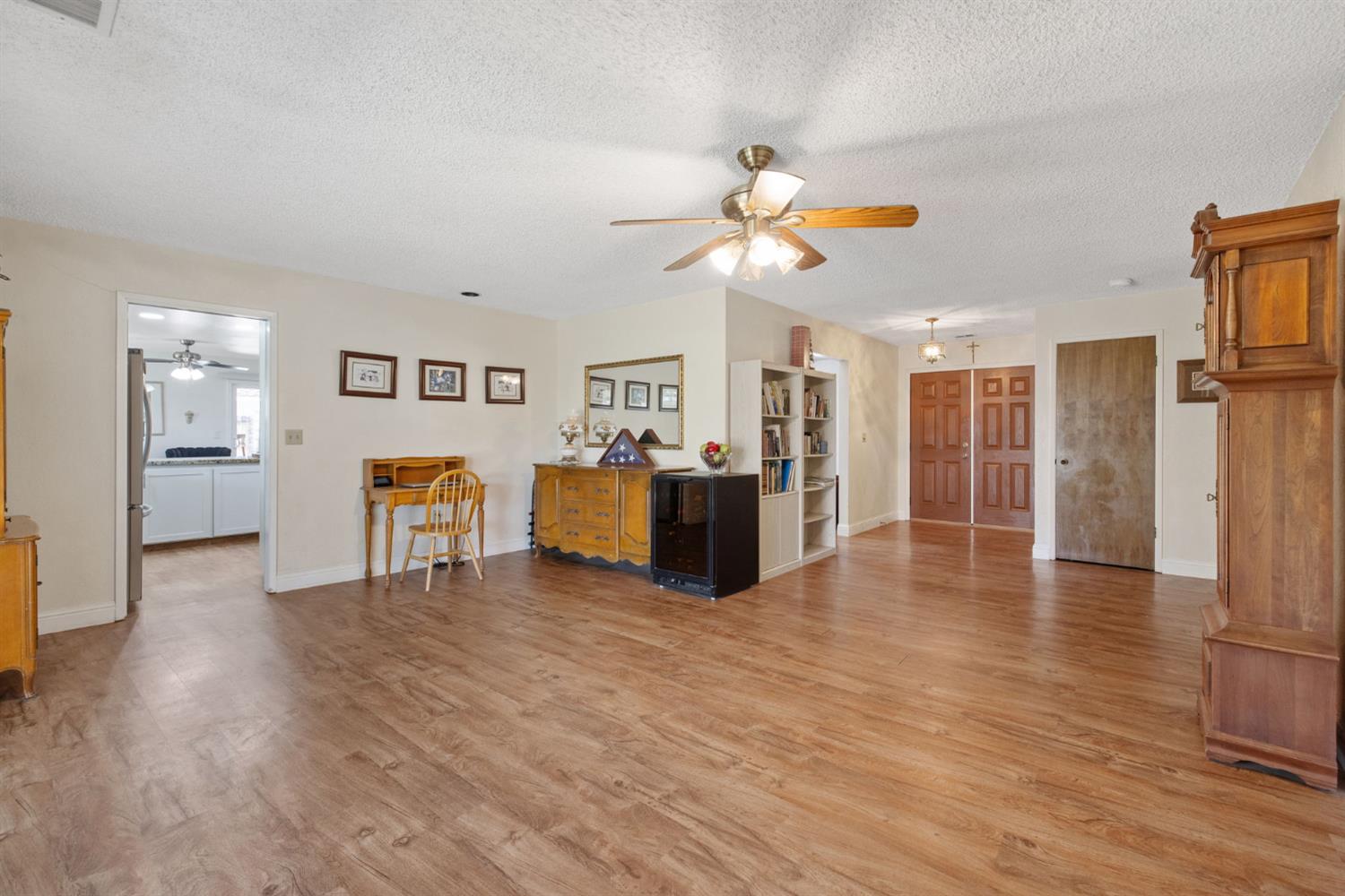 450 E Birch Ave, Hanford, CA 93230