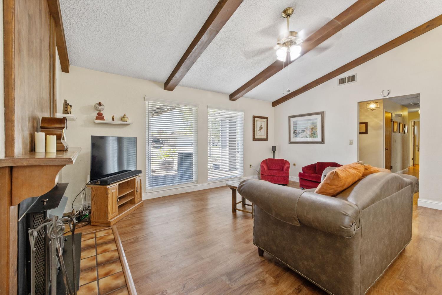 450 E Birch Ave, Hanford, CA 93230