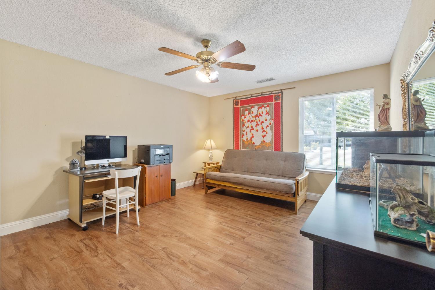 450 E Birch Ave, Hanford, CA 93230