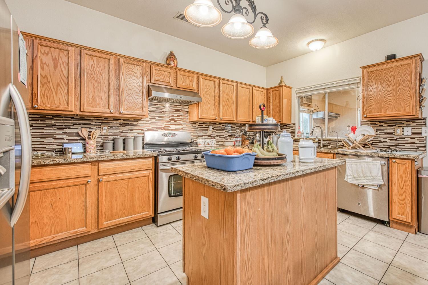 1002 Sequoia Ct, Fowler, CA 93625