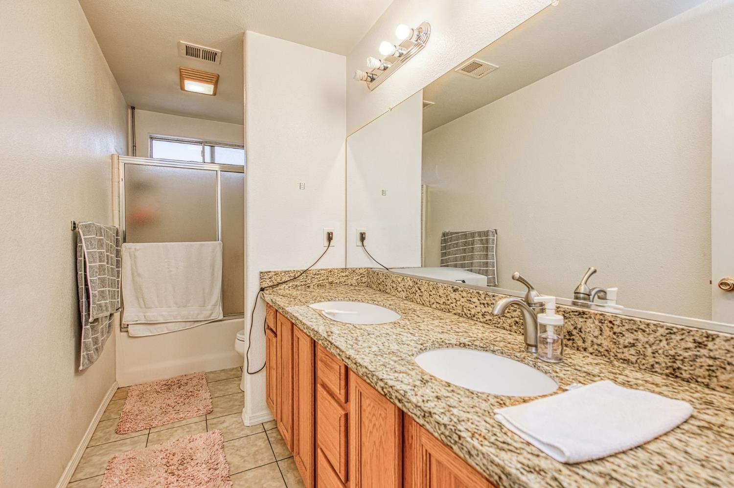 1002 Sequoia Ct, Fowler, CA 93625