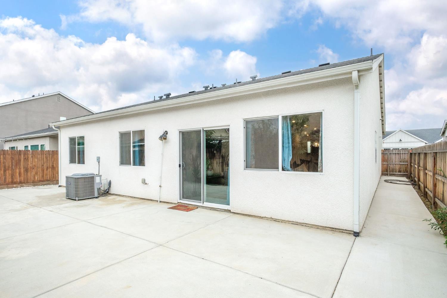 5823 E Pitt Ave, Fresno, CA 93727