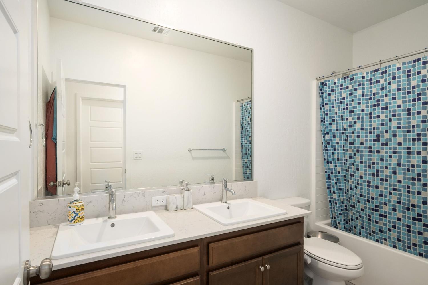 5823 E Pitt Ave, Fresno, CA 93727