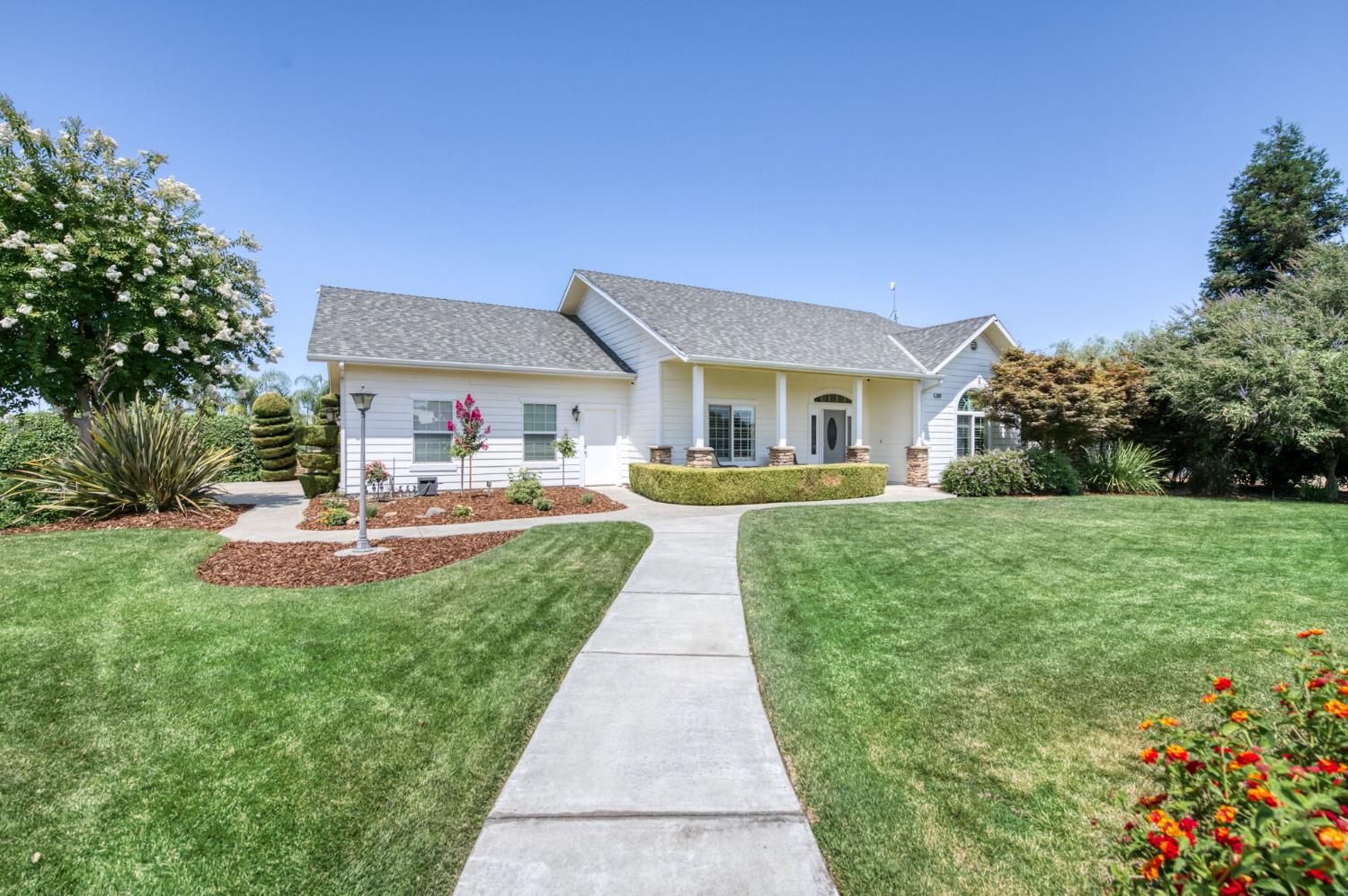 1565 S Indianola Ave, Sanger, CA 93657