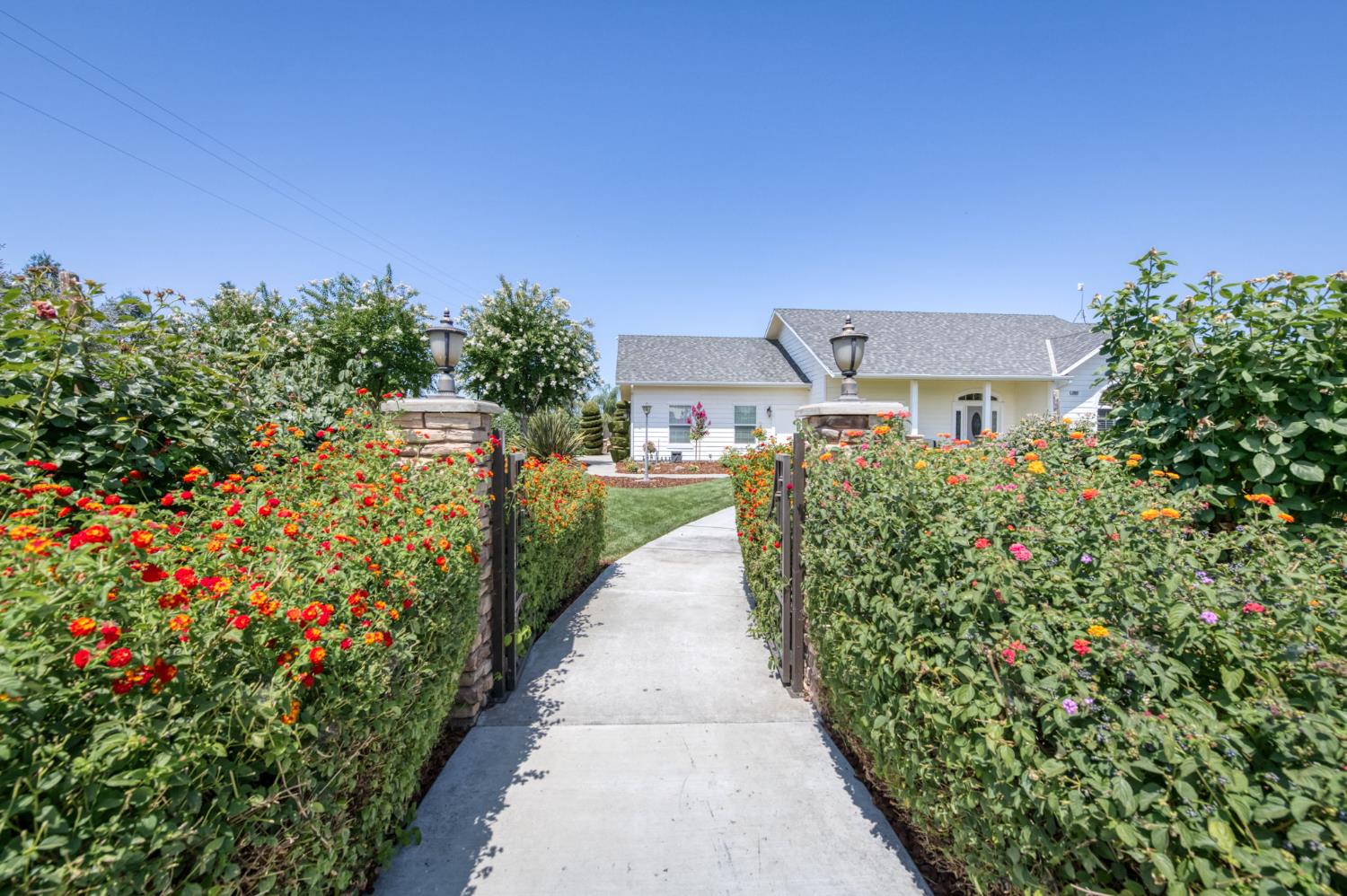 1565 S Indianola Ave, Sanger, CA 93657